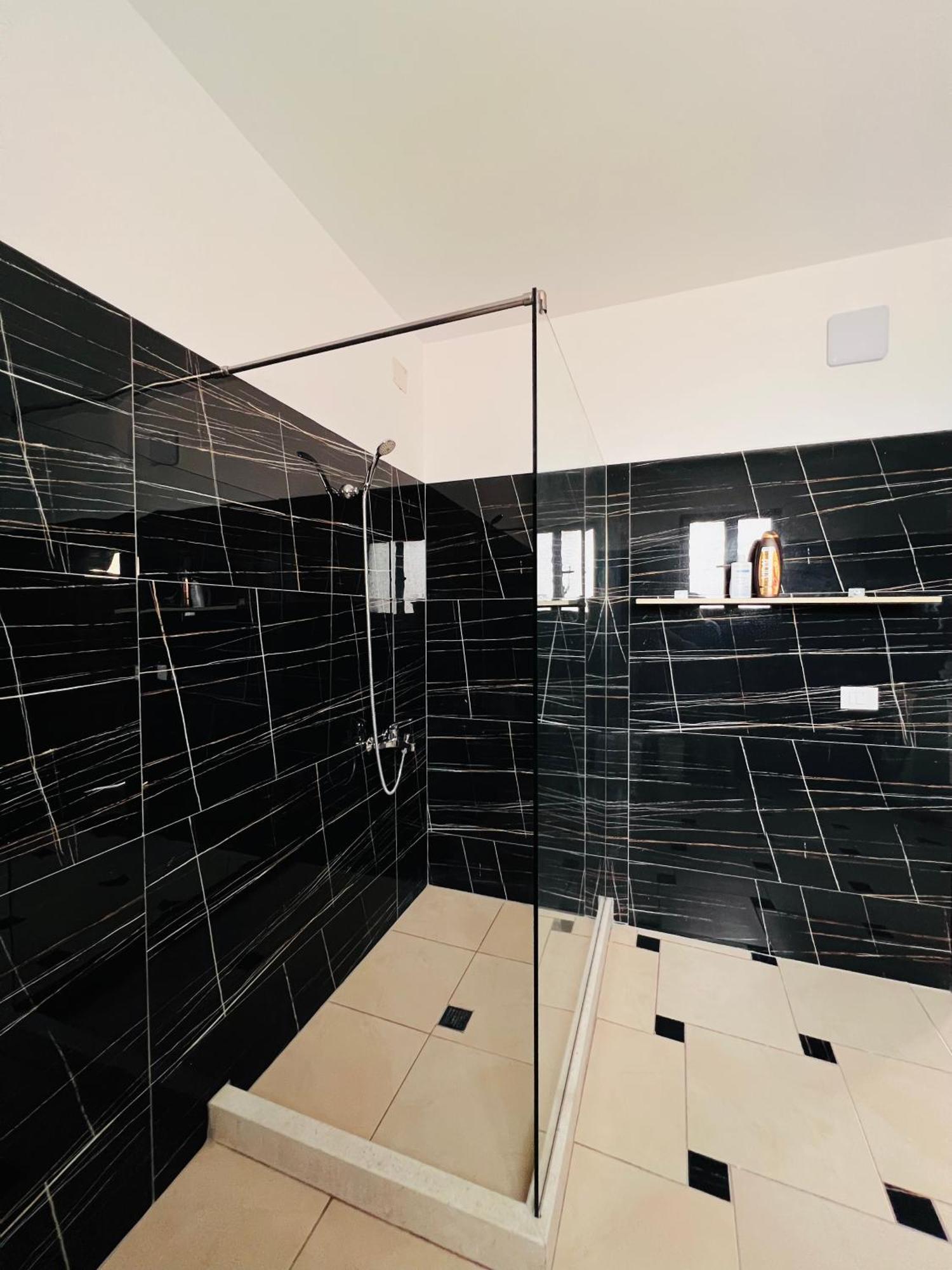 Villa Ensalv Berat - Apartment - Room - Penthouse Rum bild
